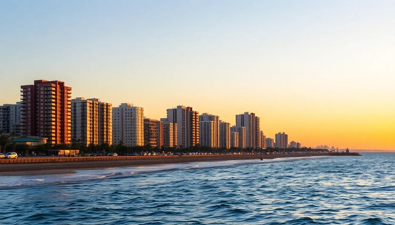 Frente costero de Mar del Plata al atardecer, torres residenciales